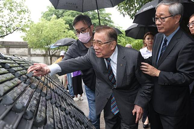 文化部長李遠（右）陪同政治受難者及家屬共同進行紀念碑豐碑儀式，致敬威權統治時期的政治受難者。（圖中為白色恐怖受難者前輩陳中統） 圖：文化部提供