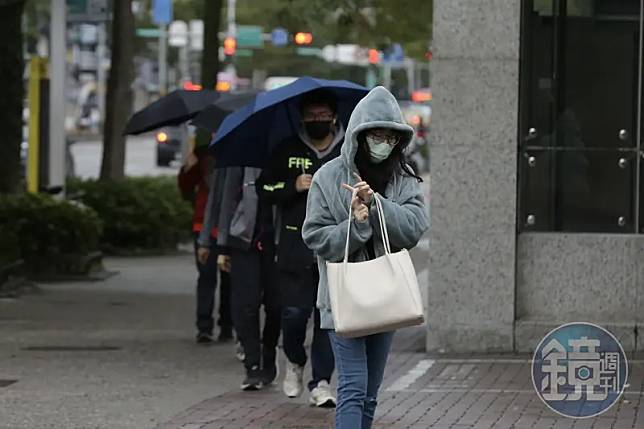 越晚越濕冷！今年首波強烈冷氣團來襲，冰箱大門直接連開5天，民眾注意保暖。（本刊資料照）