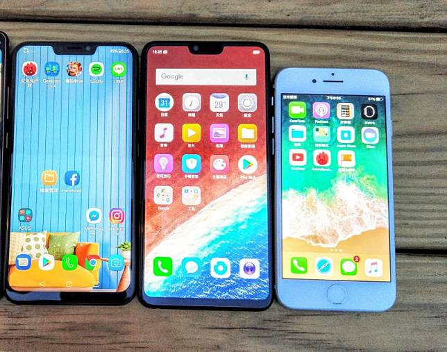 6月台灣手機熱銷榜單出爐OPPO R15竄升為Android 熱銷機王。圖左至右為華碩ZenFone 5 、OPPO R15、蘋果iPhone 8。(圖記者劉惠琴攝)