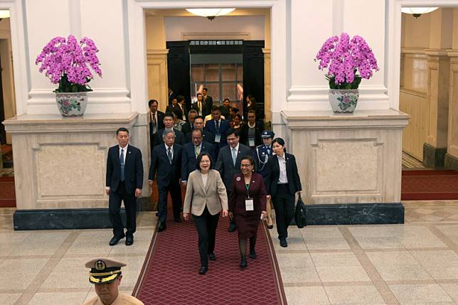 總統蔡英文在總統府內會晤馬紹爾群島共和國總統海妮（Hilda C. Heine）伉儷訪問團。 圖：總統府提供