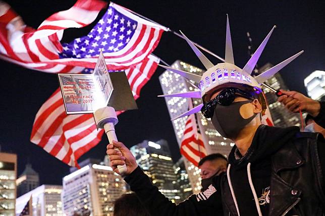 Months of anti-government protests have caused some observers to speculate on the future of the Hong Kong dollar peg. Photo: KY Cheng