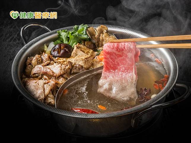 國健署署長王英偉提供6原則教民眾活用「我的餐盤」口訣，安心吃鍋也可以少負擔。