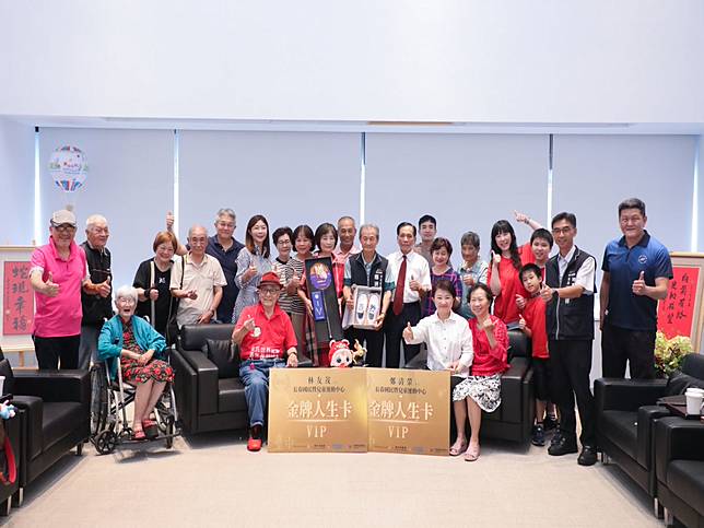 向黃仁勳透露長壽秘訣多看美女，台中市長盧秀燕說，104歲林友茂現在和周杰倫一樣受歡迎。（圖：中市府提供）