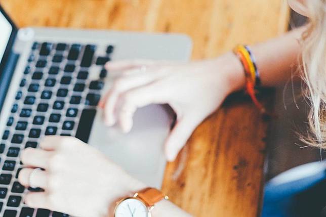 一名網友抱怨，同事在摸魚，但是主管都不管，令他感到很心寒。示意圖／翻攝自Pixabay