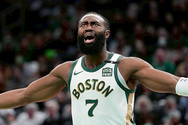 Jaylen Brown第4節剩下5.7秒飆進追平三分球。（達志影像資料照）