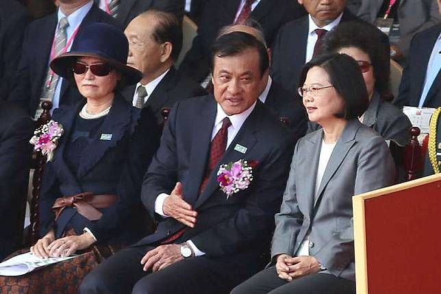 蘇嘉全（右二）深受蔡英文（右）信賴，卻搞不定家人，妻子洪恒珠（左）鬧著選立委，並在27日正式成立競選總部。（資料照，柯承惠攝）