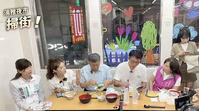    ▲柯文哲前往板橋湳雅夜市掃街拜票自家參選人吃素，「端走整盤燙青菜」引發熱議。（圖／翻攝自黃國昌YT）  