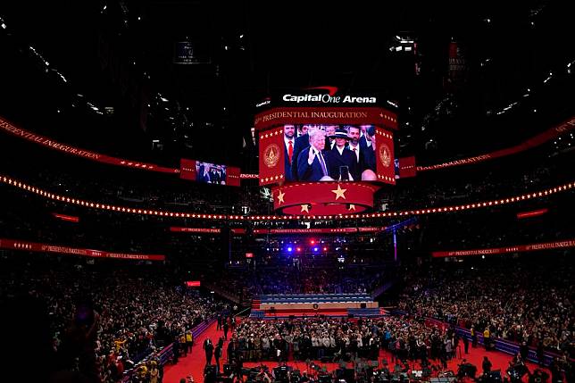 People watch the broadcast of the inauguration ceremony of the 47th president of the United States at the Capital One Arena in Washington, D.C., the United States, Jan. 20, 2025. (Xinhua/Wu Xiaoling)