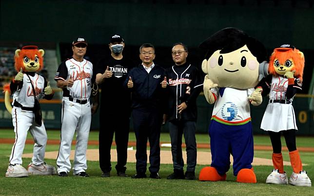 中華職棒32年總冠軍賽第3場在高雄澄清湖棒球場開打。高雄市政府提供。下同。
