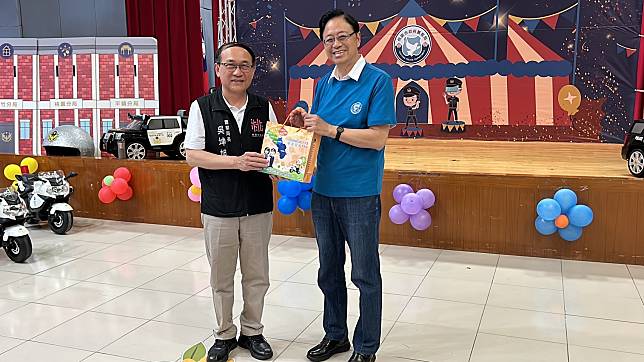 Le maire de Taoyuan, Zhang Shanzheng, a pris une photo avec le chef de la police Wu Kunxu.Image : fournie par les lecteurs