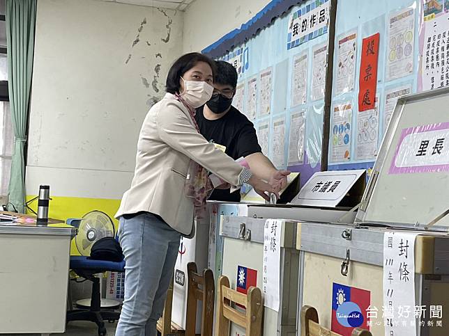 台灣民眾黨桃園市長候選人賴香伶到楊梅區上田國小投票。