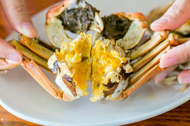 ▲金黃蟹膏，看了就讓人口水直冒（圖/奧丁丁市集）