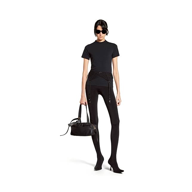 模特兒演繹Balenciaga Bowling Bag。