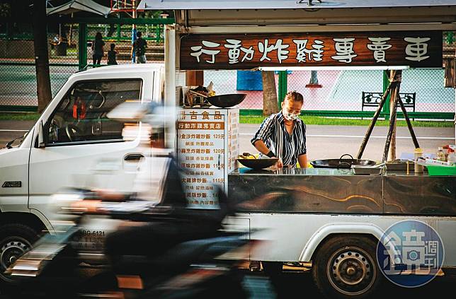 陳葦伶創業時因為資金不足，選擇開餐車在桃園全區趴趴走，販售自己研發的炸雞炒飯。