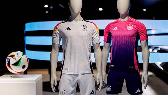 2024年3月14日星期四，愛迪達在黑措根奧拉赫總部展出2024歐洲盃足球賽德國隊的球衣。美聯社