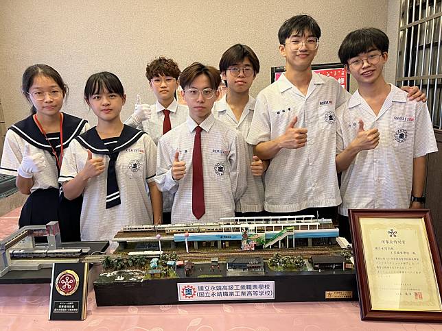 永靖高工室內空間設計科學生參加日本全國高等學校鐵道模型大賽，拿下三項大獎。（記者吳東興攝）