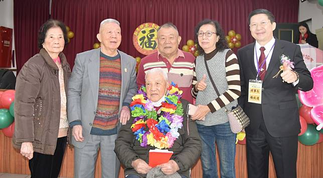 台南市好人好事運動協會理事長楊政達（右一）等人捐贈獨居長者百歲人瑞春節紅包。（記者陳治交攝）