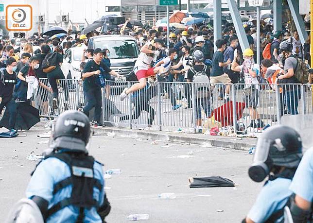修訂《逃犯條例》引發示威者與警方發生流血衝突。
