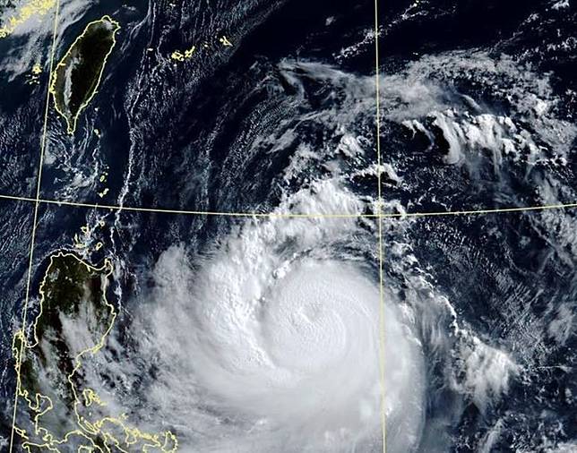 中颱「米克拉」持續朝台灣東方海面接近，前中央氣象局長鄭明典表示，颱風發展的越強，可能會越接近台灣陸地。（翻攝自臉書@鄭明典）