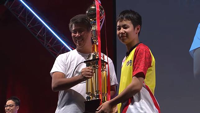 日本《龍族拼圖雷達》職業選手Yuwa（右）由於「日本eSports Jr.執照」規定無法獲得500萬日圓的冠軍獎金。   圖：翻攝自Youtube