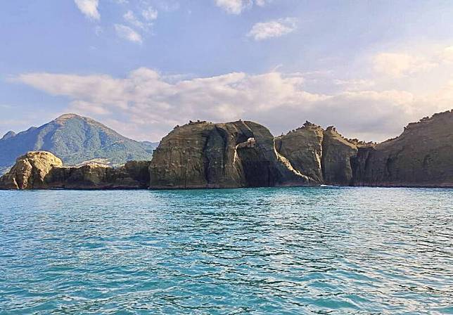 基隆名隆號娛樂漁船昨天載遊客出海，看到完整的象鼻岩，竟是最後一趟看到有鼻子的象鼻岩。(圖由項彥豪提供)