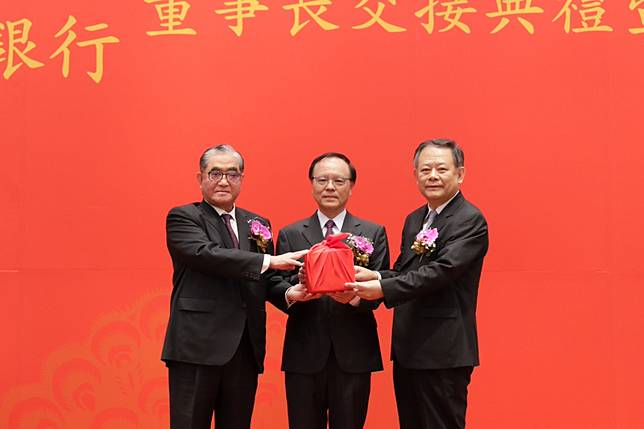 華南金控董事長交接，右起為新任董事長張雲鵬、獨立董事吳癸森及副董事長林明成。(圖片來源:華南銀行)