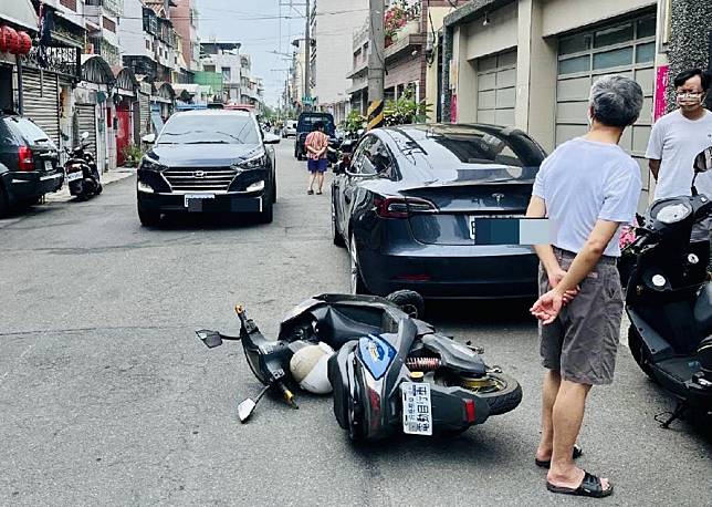 高雄林姓少年騎電動車外出買午餐擦撞特斯拉，初估要賠八萬起跳，讓開計程車的父親很傻眼。（記者蔣謙正翻攝）