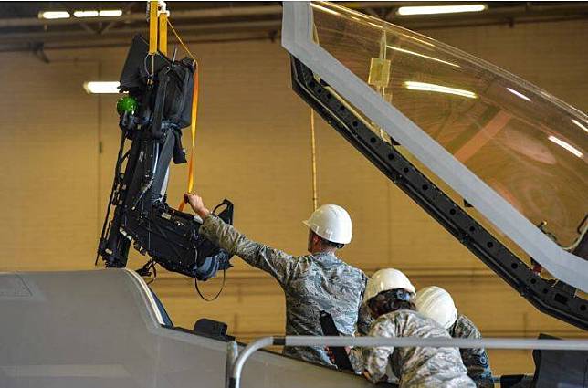美軍多款軍機使用的馬丁貝克彈射椅出現問題，大量軍機正停飛檢修中。圖為美空軍人員於2018年進行彈射椅檢修。(圖擷取自美國國防部「防衛顯示資訊分佈服務」(DVIDS)網站)