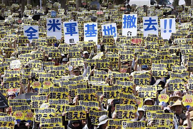 沖繩縣民參加集會，要求美軍基地全面退出沖繩。（資料照，取自美聯社）