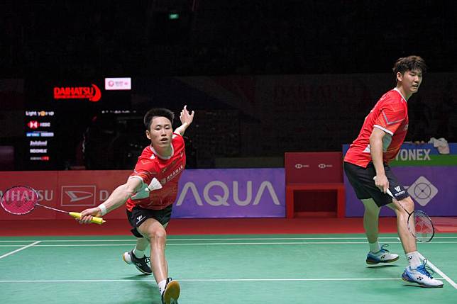 Liu Yuchen/Ou Xuanyi (L) compete during the men's doubles semifinal against Denmark's Kim Astrup/Anders Skaarup Rasmussen at the 2024 Indonesia Masters badminton tournament in Jakarta, Jan. 27, 2024. (Xinhua/Xu Qin)