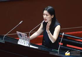 ▲國民黨立委徐巧芯認爲行政院長卓榮泰帶領的內閣團隊，並沒有如總統賴清德在823過後所說的要改善朝野互動模式，依舊沒有採納任何在野黨立委的意見。（圖／記者葉政勳攝 ,2025.08.25）