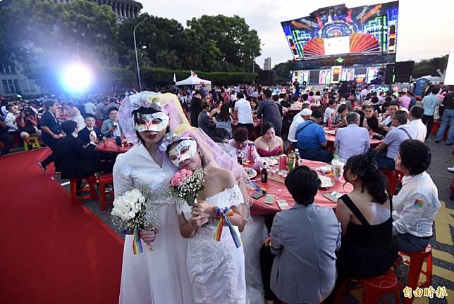 「2019 凱道同婚宴」25日在凱道舉行，新人、親友開心出席。(記者簡榮豐攝)
