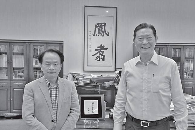 王燕軍先生（右）與陳儀深館長合影（2021.10.20）／陳頌閔攝 圖：國史館提供