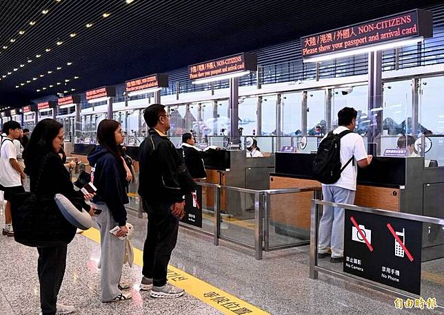 為維護國境安全、公務機密及保障入出境旅客個人資料及隱私，桃園國際機場證照查驗區設有「禁止攝影及禁用手機」警示標語。(記者朱沛雄攝)