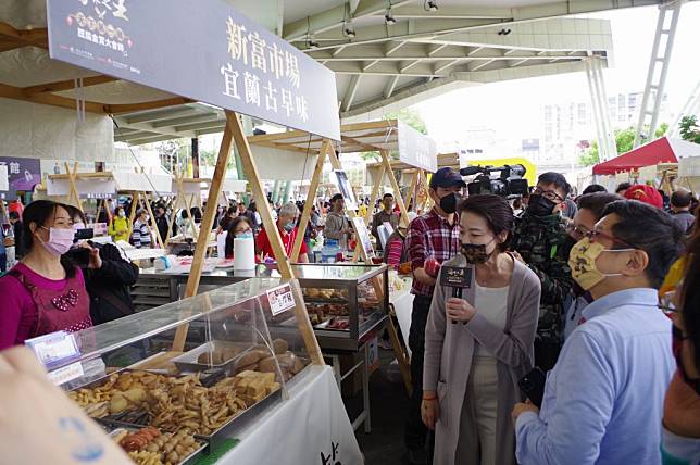 台北市副市長黃珊珊在台北傳統市場節進行攤位巡禮。（北市產發局提供）