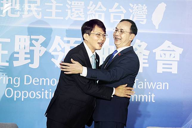 總統府邀請藍白2黨領袖18日參加國安簡報會議，不過國民黨主席朱立倫（右）與民眾黨主席黃國昌（左）先後宣布將缺席。（資料照，柯承惠攝）