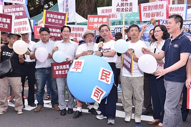 立院臨時會「國民參與刑事審判法草案」，國民黨、民眾黨及時代力量黨團皆力主參、陪審制併行，民進黨團堅持參審制。（楊約翰攝）