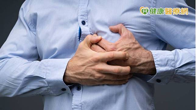 主動脈剝離是一種罕見但致死率極高的心血管急症，最典型症狀是胸口突然出現撕裂般的劇痛，且可能延伸至後背，隨著血液輸送受阻，全身其他器官都可能出現症狀。那麼，有方法可預防嗎？