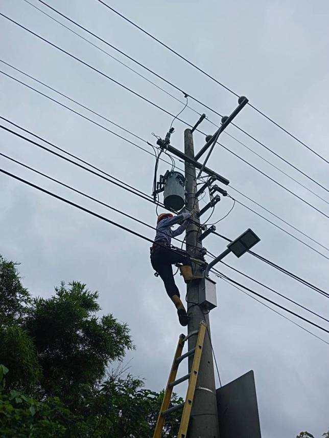 小犬颱風造成停電災情，台電動員人力全力搶修。（台電台南區處提供）