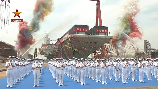中國第3艘航母「福建號」17日於長江口的江南造船廠舉行下水儀式，因為使用蒸汽動力，性能遭到國際質疑。   圖：翻攝自《央視》