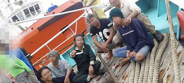 台灣屢因外籍漁工人權剝削及強迫勞動等諸多問題，遭到國際非政府組織點名。（圖／環境正義基金會調查影片《拖網而逃》截圖）