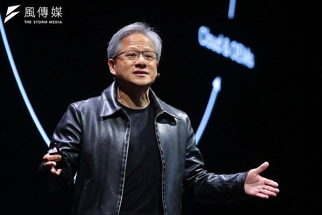 當美國科技大咖集體向新總統川普輸誠時，唯獨輝達（Nvidia）執行長黃仁勳飛往中國，跟中國員工大跳〈APT〉熱舞。（顏麟宇攝）