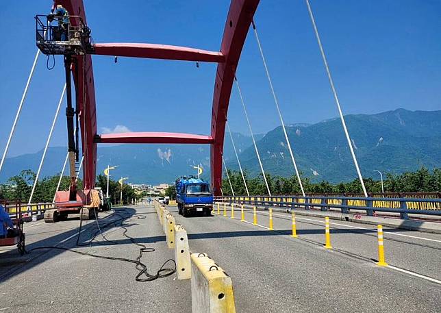 因地震受損的花蓮市十六股大道美崙溪橋，將進入第二階段加固施工。(花蓮縣政府提供)