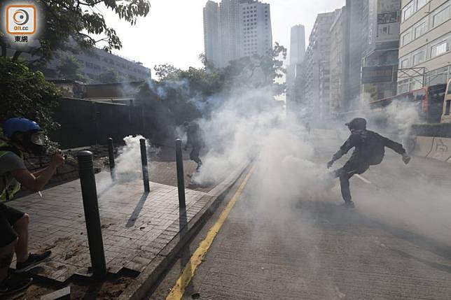 警方在過去4個月的反修例示威活動施放催淚煙的手段備受爭議。