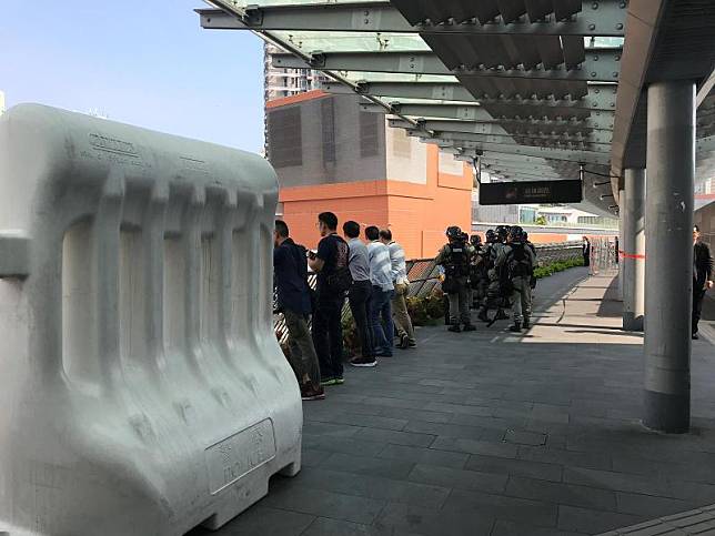 有防暴警察在高鐵西九龍站出口持防暴槍戒備 (商台新聞 馮天蘭)