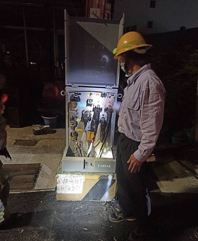 台南永康一處變電箱晚間6點多傳出冒煙，一度造成附近住家700多戶停電，經台電緊急搶修，目前仍有16戶停電。(民眾提供)