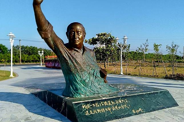 台南市黃昭堂紀念公園23日被發現公園中的黃昭堂銅像被噴紅漆，圖為該銅像被潑漆之前完整樣貌。（圖片取自Google地圖）