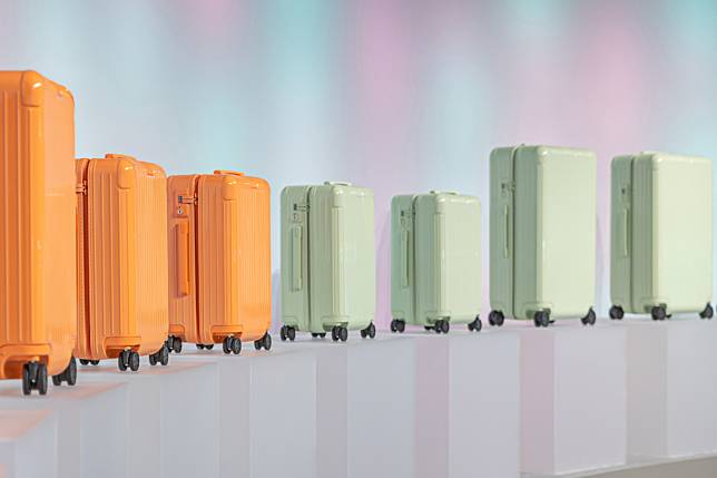 RIMOWA 最新的季節色彩 Mint 薄荷綠和 Papaya 假日橙色