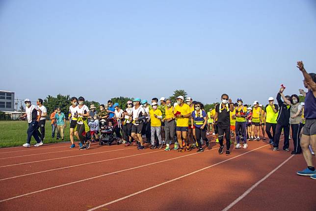 台灣運動健康休閒協會等單位聯合舉辦直覺式慢跑團練。（記者黃俊昇攝）