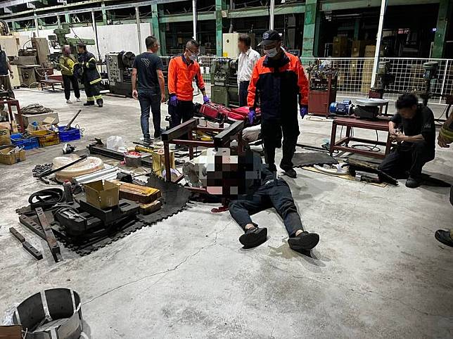 台南山上區1家科技公司發生工安意外，1死1重傷，消防隊員緊急搶救。(民眾提供)